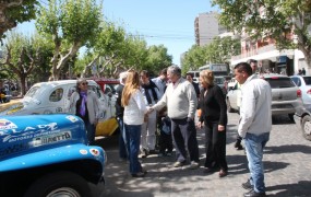 Joaquín de la Torre saludó a los coleccionistas de los autos antiguos en la largada