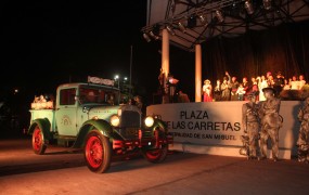 Uno de ls autos antiguos en el escenario de la Plaza