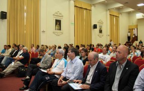 Cientos de interesados escucharon atentamente en el Colegio Máximo