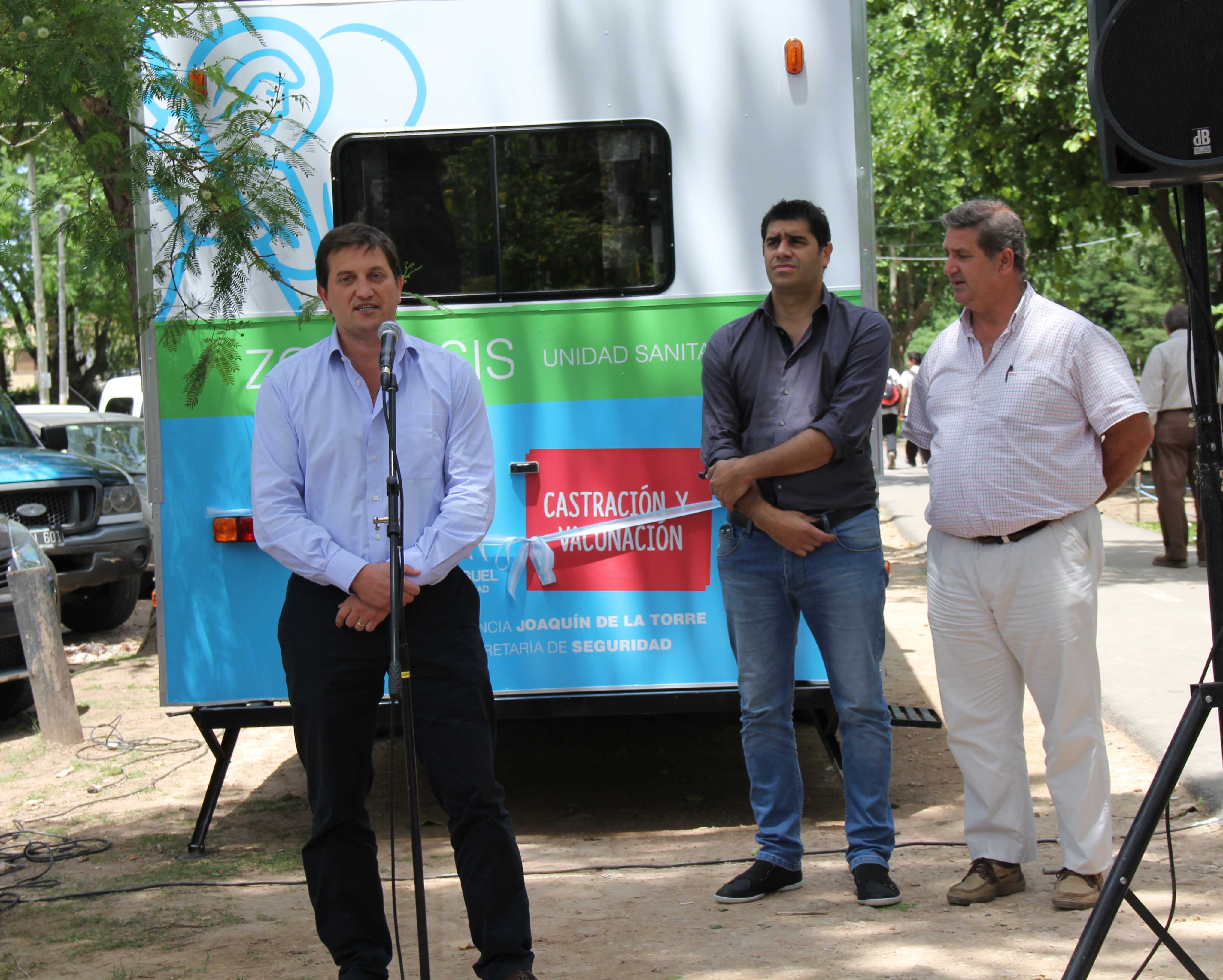 El Secretario de Seguridad,Max Perkins,inaugurando la nueva unidad sanitaria móvil de zoonosis.