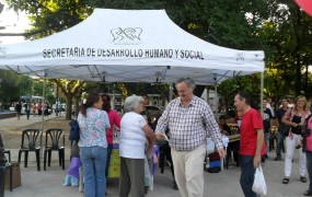 El intendente pasó por la plaza de las carretas en el Día internacional contra la violencia de género