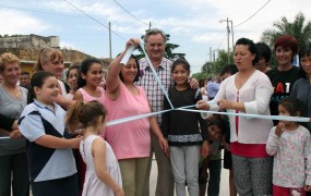 El tradicional corte de cinta en la inauguración de la calle Platón