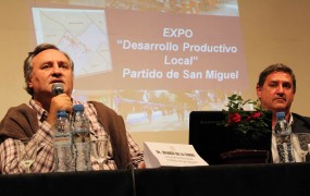Joaquín junto a Fernando Inzaurraga en la expo de desarrollo local