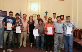 Junto a Jaime Méndez y José Richards, el Intendente hizo entrega de los certificados de asistencia al curso