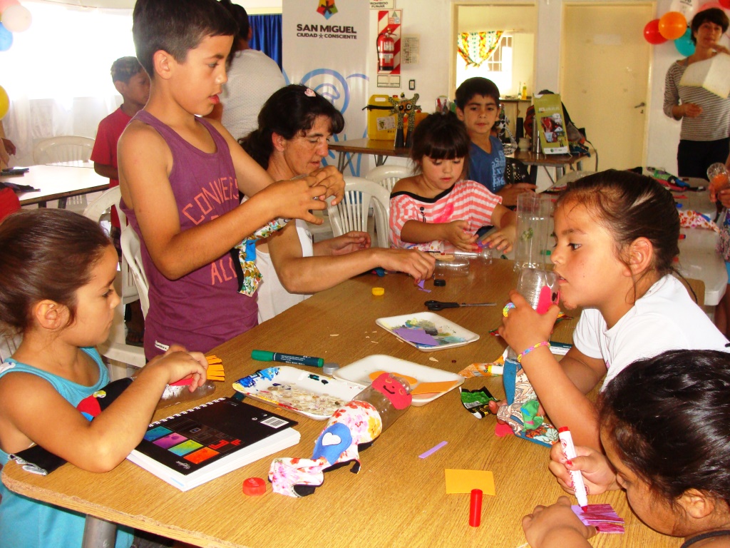 Los chicos de Barrio Mitre realizaron juguetes con materiales reciclables