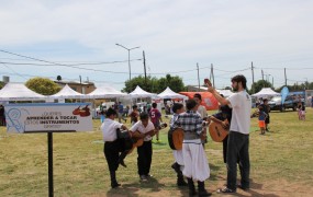 Chicos del barrio se acercaron para anotarse en los talleres de música