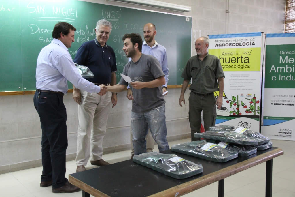 El Secretario de Seguridad Max Perkins entregando certificados