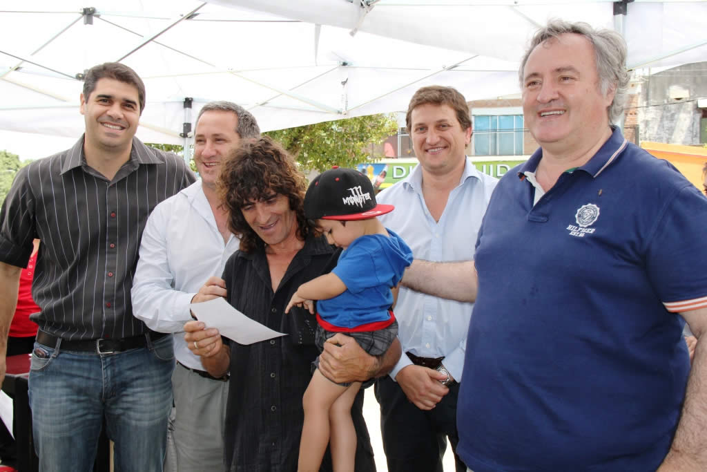 El jefe comunal junto a Max Perkins y Darío Biondo, entregando un permiso