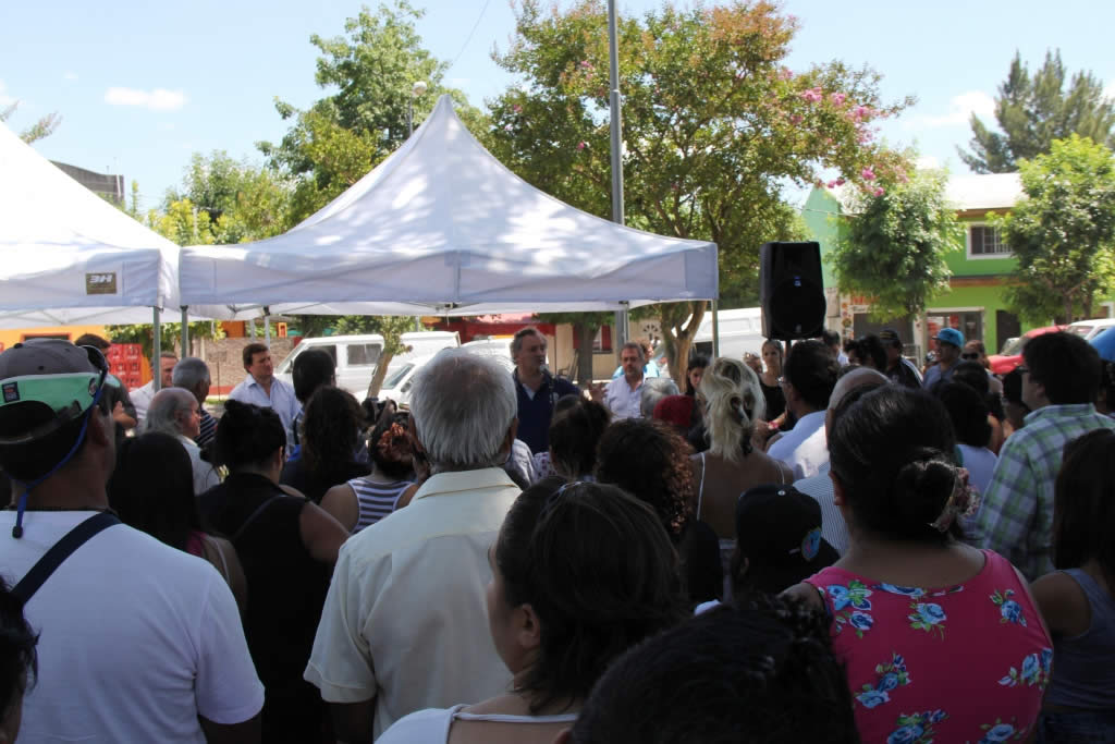 En la Plaza Isabel la Católica de Trujui se congrearon cientos de comerciantes para recibir sus habilitaciones