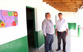 Joaquín de la Torre y José Richards recorriendo las nuevas aulas en la secundaria N° 23