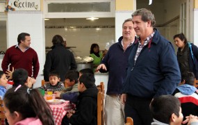 Joaquín junto al Secretario de Desarrollo Fernando Inzaurraga en la recorrida por el hogar