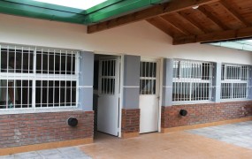 Las dos aulas nuevas en la escuela secundaria de barrio obligado