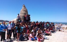 Los profesores, junto a los chicos, en un punto simbólico de Mar del Plata