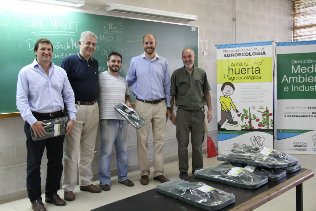 Max Perkins junto a Santiago Piaggio en el cierre de taller de huerta