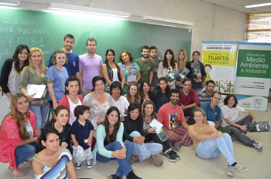 Muchos participantes del taller de huerta agroecológica