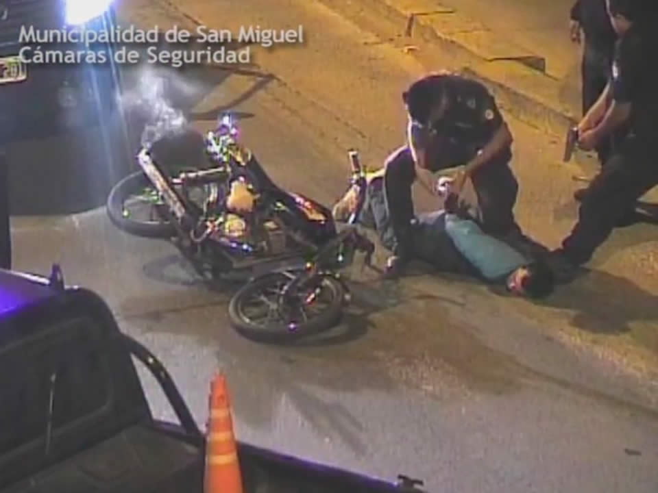 La policía municipal logro detener a un motochorros luego de una impactante persecución