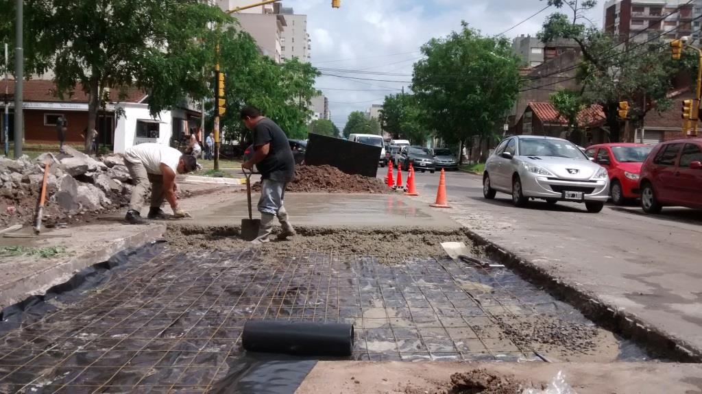 Obras de reparación de placas de hormigón en el centro