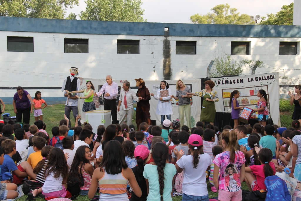 La obra de teatro “El Arte de Reciclar” visitó las colonias de verano