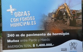 El cartel de la obra realizada, en Pardo y Muñoz