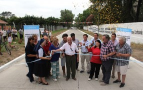 El tradicional corte de cinta dio por inaugurada la calle Santa Ana del barrio Parque San Ignacio