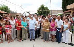 El tradicional corte de cinta en la inauguración de la calle Pinto