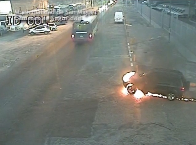 En pleno incendio del auto