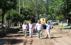 Jaime Méndez, Pablo de la Torre y Fernando Inzaurraga junto al intendente en la calle La Plata