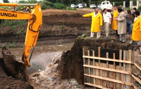 La máquina excavadora abrió el paso al nuevo conducto para cmabiar el cauce del agua