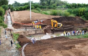 Una vista panorámica del canal de agua que ahora drenará por el nuevo conducto