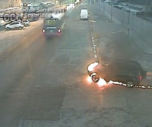 Insólito: Mientras se incendiaba un auto, intentaron robarlo