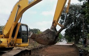 Apertura del cajón en la tierra para comenzar la obra