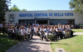 Cientas de personas se congregaron en el frente del Hospital Central de Bella Vista para la inauguración del mamógrafo
