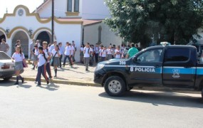 Cientos de chicos que entran y salen de las escuelas son custodiados por la Policía Municipal
