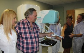 El corte de cinta para inaugurar formalmente el mamógrafo