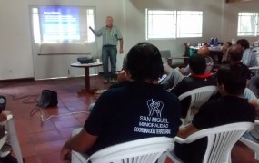 La charla fue acompañada de videos explicativos