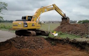 Las maquina trabajando en la primer etapa de obra