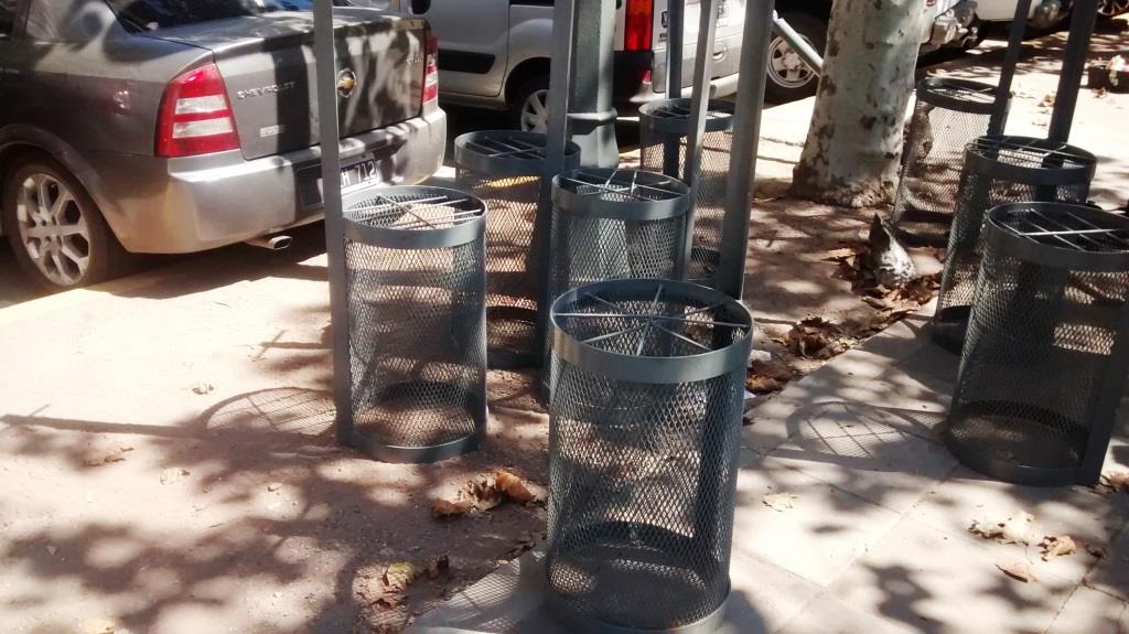 Nuevos cestos de basura para la «Plaza D.F. Sarmiento»