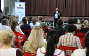 Autoridades de distintas escuelas del distrito se congregaron en el Colegio San José para presenciar la presentación de esta exitosa experiencia educativa ambiental