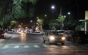 La calle Sarmiento fue iluminada con nuevas columnas y luces blancas desde Roca hasta Conesa