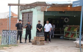 Los agentes municipales custodian los distintos comercios de San Miguel