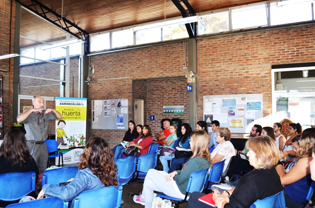 Muchos vecinos de San Miguel participan del taller