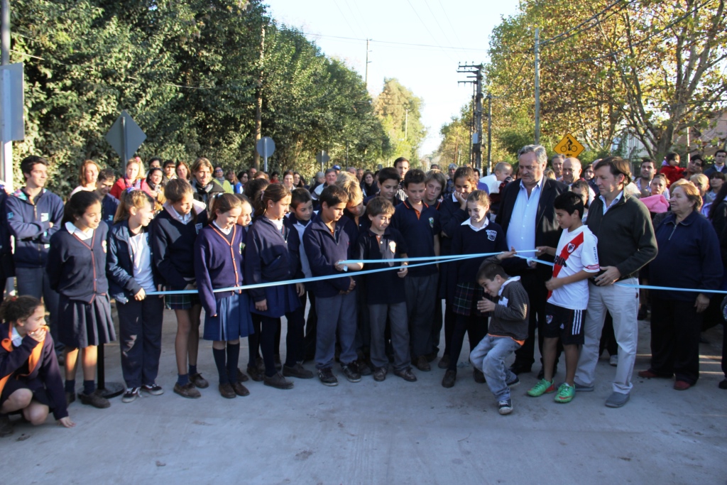 Se inauguró el tramo cuatro de la obra hidráulica y el pavimento de la calle Santa Fe en Bella Vista