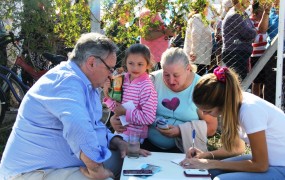 El intendente atendió personalmente los reclamos de cada vecino, antes de la inauguración