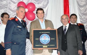 En representación del Intendente Max Perkins recibe placa conmemorativa