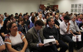 La presentación de la primera ronda de negocios se realizó en la cámara de comercio e industria local, a sala llena