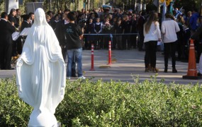 La virgen quedó entronizada en ese lugar a pedido de los frentistas de esa zona