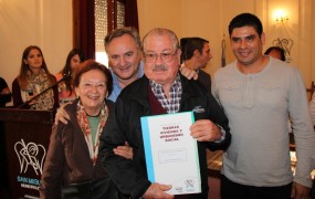 El jefe comunal saludó a las familias que recibieron su afectación a bien de familia