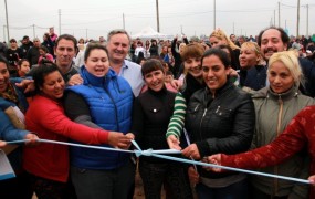 El tradicional corte de cinta para inaugurar formalmente el barrio Madre Esperanza