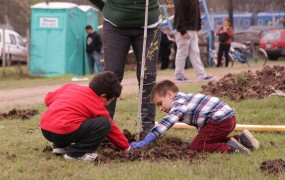 Grandes y chicos colaboraron en la plantacion de las nativas