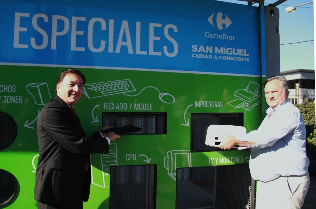 Joaquín de la Torre y Carlos Velasco, Director de Responsabilidad Social Empresaria de Carrefour, estrenando el ecopunto de residuos electrónicos